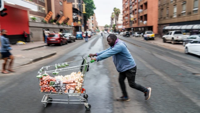 Helder Massingue afise ikivumvu ciwe c'imboga i Hillbrow, Johannesburg, South Africa