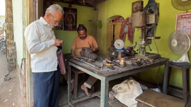 व्यापारासाठी मात्र इथे वस्तू विनिमय प्रणाली म्हणजे बार्टर सिस्टीम वापरली जाते.