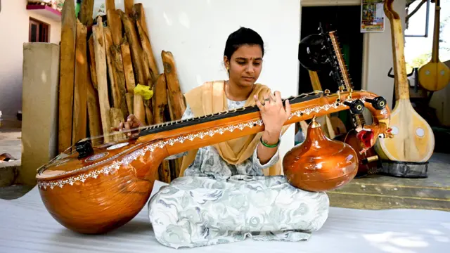 వీణ వాయిస్తున్న యువతి గౌతమి, షేక్‌ సాహెబ్‌