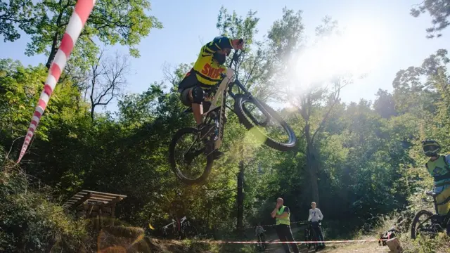 Najtraktivnija tačka staze je road gap, gde sa skakaonice preskače lokalni put