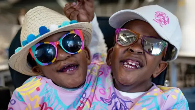Marieme na Ndeye wanafurahia kucheza na marafiki zao katika shule ya msingi huko Cardiff