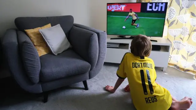 Мальчик смотрит телевизор