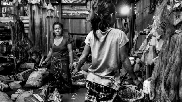 ชาวบ้านทำความสะอาดบ้าน