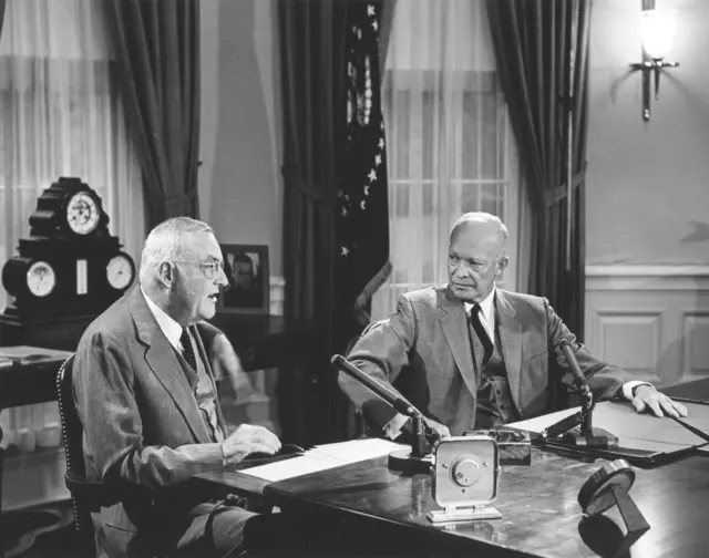جان فاستر دالاس (چپ) در کنار زودتر آیزنهاور (راست) در دفتر ریاست جمهوری آمریکا
