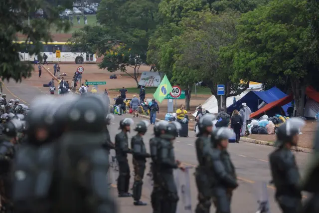 Dezenasblaze apostas minespoliciais observam manifestantesblaze apostas minesverde e amarelo desfazendo acampamento