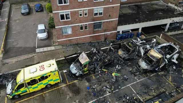 Zdjęcie lotnicze pokazuje spalone ambulanse wolontariackie w dzielnicy Golders Green w północnym Londynie po nocnym podpaleniu, które premier Keir Starmer potępił jako „głęboko wstrząsający antysemicki atak”.