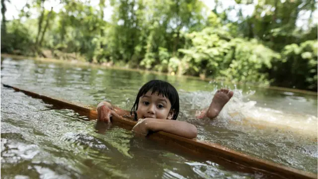 শিশুদের বাধ্যতামূলক সাঁতার শেখানোর ওপর জোর দিয়েছেন বিশেষজ্ঞরা।