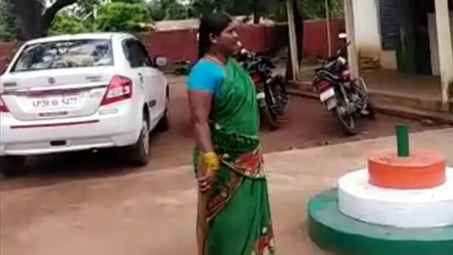 వీఆర్వోపై దాడి చేసిన మహిళ