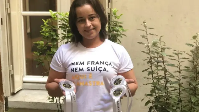 Maria Lucilha com suas três medalhas de prata que ganhou no Mundial de Queijo