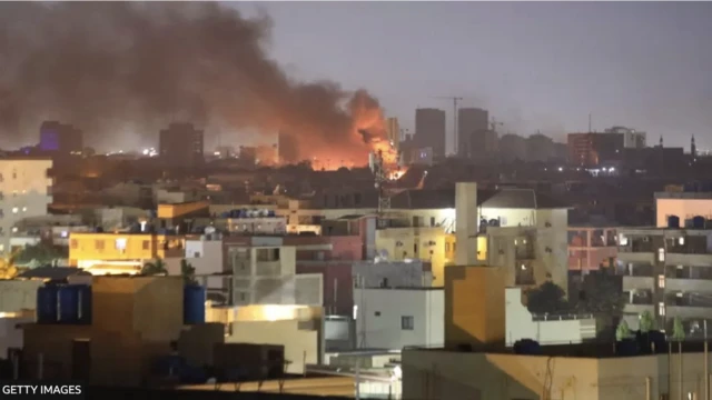 खार्तूममध्ये आग आणि धूर दिसू शकतो, कारण दोन जनरलच्या नियंत्रणाखालील सैन्यात संघर्ष होतो