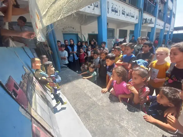 Un espectáculo de títeres en un centro educativo en Gaza