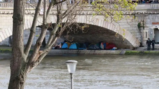 Sem-teto morando sob ponte em Paris 