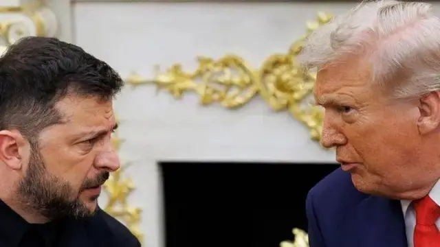 Зустріч президентів України та США в Овальному кабінеті 18 серпня 2025 року. Зеленський і Трамп дивляться один на одного і щось обговорюють
