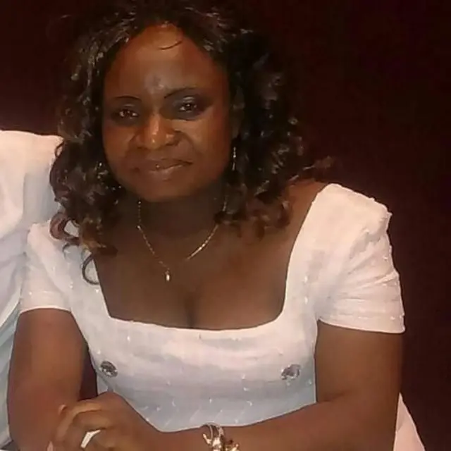 Mme Gentielle Margarite Klugan présidente de la communauté togolaise au Liban, en robe blanche