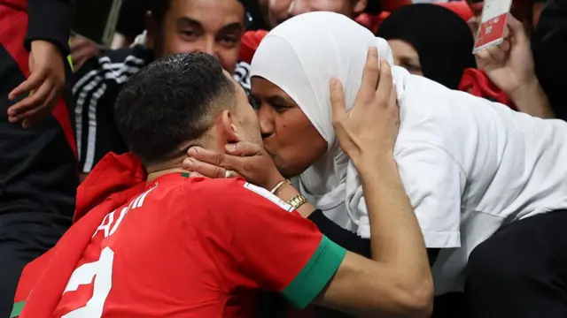 اشرف حکیمی پس از پیروزی مقابل اسپانیا مادرش را بوسید