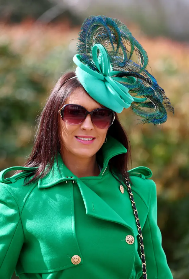 Elegantno i u skladu sa praznikom odevena posetiteljka hipodroma u Čeltenamu u Engleskoj