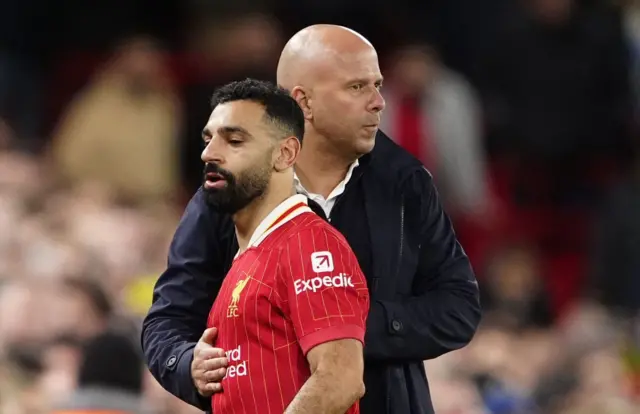 Liverpool Menajeri Arne Slot ve takımın Mısırlı yıldızı Muhammed Salah 