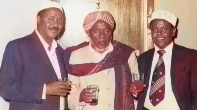 ከግራ-ወደ ቀኝ ሐጂ አብዱረሕማን ሸሪፍ (የአንዋር መስጊድ አስተዳደሪ የነበሩ)፣ ሐጂ መሐመድ ሳኒ ሐቢብ (ኢማም የነበሩ)፣ መሐመድ አወል (የሰልፉ ዋና አስተባባሪ የነበሩ)።