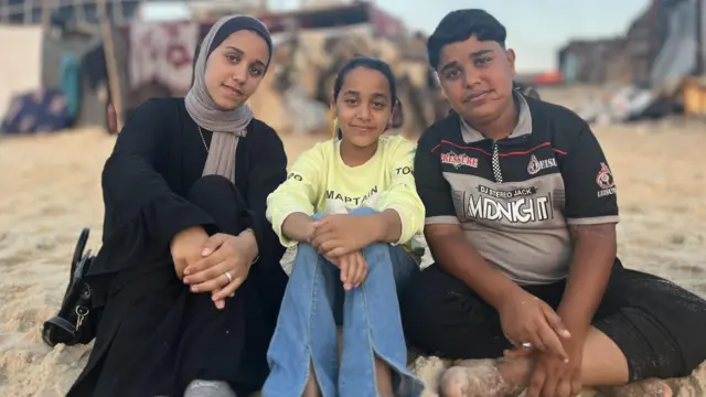 عبدالله و خواهرانش مینا و هلا با مادربزرگ خود زندگی می‌کنند