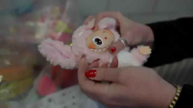 لبوبوی تقلبی که یک چشم آن وجود ندارد.