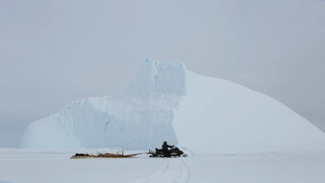 Las motos de nieve son el medio de transporte de los residentes del poblado.