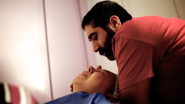 Man dey pet im fiance before she enter for surgery for Iran