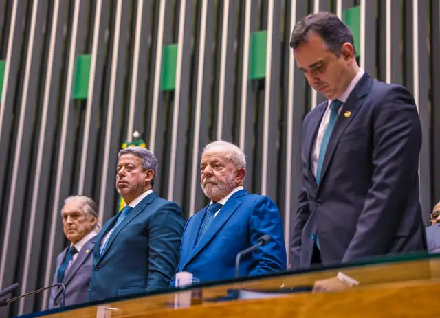 Lularoleta ao vivo dicascerimônia no Congresso Nacional