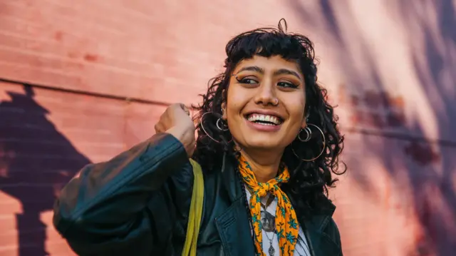 Mujer sonriendo.