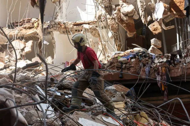 Спасатель на развалинах дома