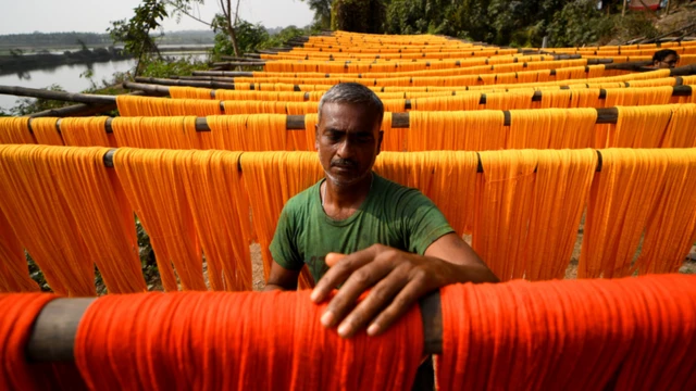 చేనేత ఖరీదైన ఉత్పత్తిగా మారింది.