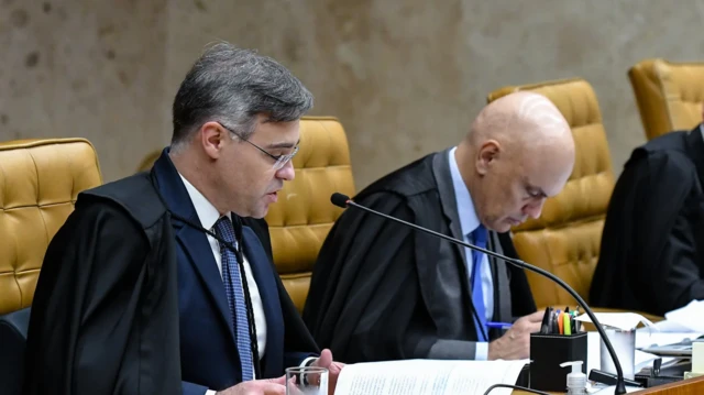 Mendonça ao lado de Moraes no STF