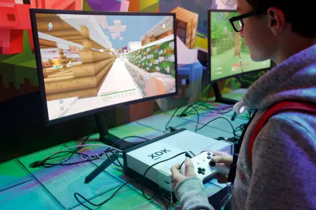 Minecraft oynayan bir çocuk
