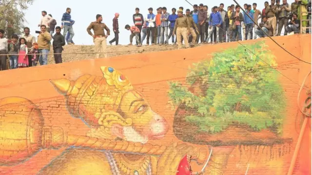 तृतीयपंथीयांची मिरवणूक पाहायला जमलेले लोक