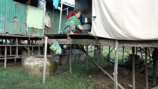 Bà Huỳnh Thị Dương, 45 tuổi, sống trong căn nhà tạm bợ này từ 6 tháng qua, kể từ khi chuyển lên bờ