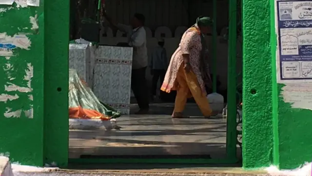 దర్గాలో ఫర్జానా