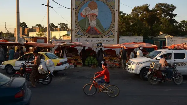 غه شپږ سوه مخه کتاب کې ښځینه شاعري هېره شوې ده.