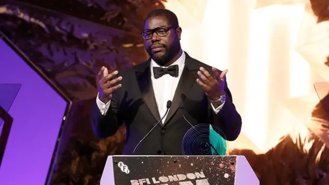 سټیو مک کویین درې کاله وړاندې د "۱۲کاله غلامي" فلم جوړولو سره د ښه فلم اسکار جایزه واخسته