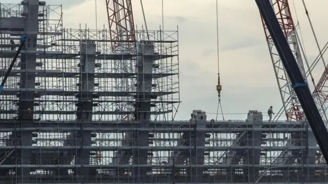 نرى هنا شبكةً من الصلب تُستخدم في جامعة "المستقبل هاكوداته"، وهي من تصميم ريكين ياماموتو