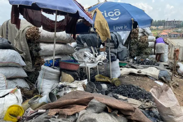 Amakara agikoreshwa na benshi mu Rwanda agenda arushaho guhenda umunsi ku wundi