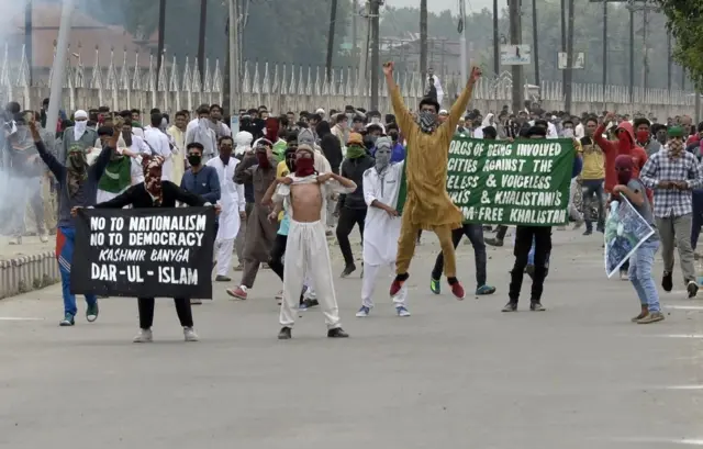 காஷ்மீர் துப்பாக்கிச் சூட்டில் பெண் ஒருவர் பலி