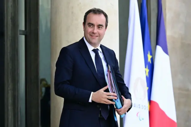 Bộ trưởng Bộ Quân đội Pháp Sébastien Lecornu là quan chức cấp cao thứ 3 của Pháp đến thăm Điện Biên Phủ, nhưng lại là người đầu tiên đến dự kỷ niệm Chiến thắng Điện Biên Phủ