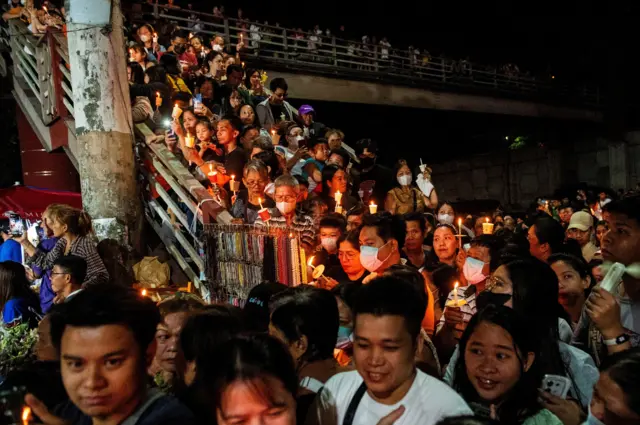 ကမ္ဘာတဝန်းမှာလည်း အီစတာပွဲတော်နေ့ ကျင်းပနေကြပြီး ဖိလစ်ပိုင်နိုင်မှာဆိုရင် ခရစ်ယာန် ဘာသာဝင်တွေဟာ ရိုးရာစီတန်းလှည့်လည်ပွဲကို အုတ်အုတ်ကြက်ကြက် တိုးဝှေ့ကြည့်ရှုခဲ့ကြပါတယ်။ 