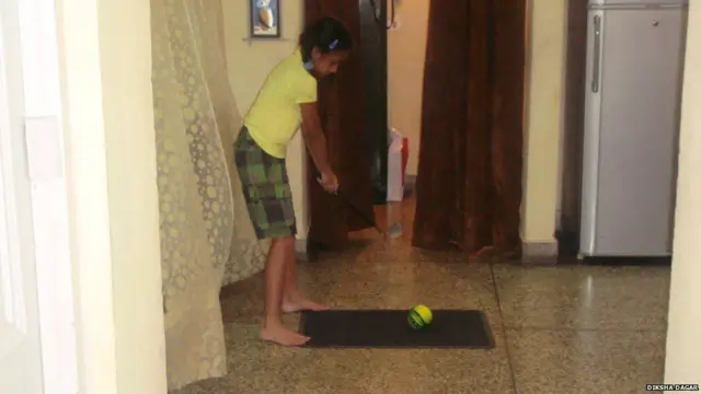 ఇంట్లోనే గోల్ఫ్ ఆడుతున్న దీక్షా డాగర్