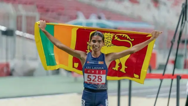 මීටර 1500 බාලිකා ඉසව්වට තරග කළ නෙත්මි ගිම්හානි පුල්ලේ ක්‍රීඩිකාව ලෝකඩ පදක්කම දිනා ගත්තාය. ඇය ප්‍රදර්ශනය කළ දක්ෂතාව මිනිත්තු 4:52.32කි.