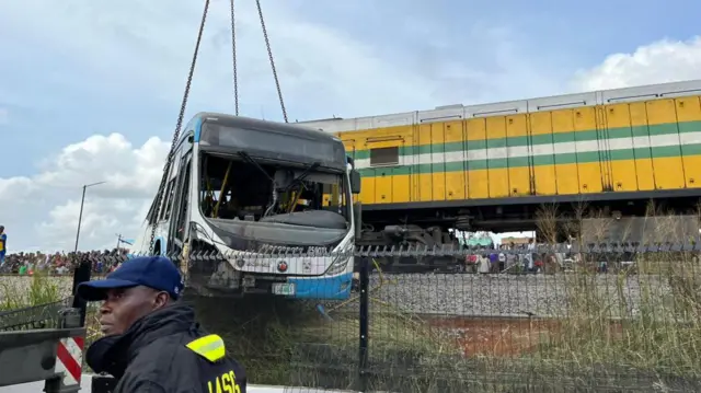 Bọọsi to kọlu reluwee naa