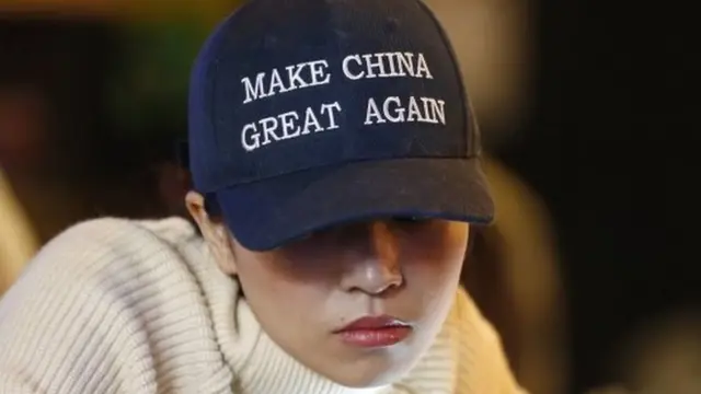 Una mujer con una gorra que dice "Hagamos China grande otra vez", parafraseando el slogan de campaña de Trump