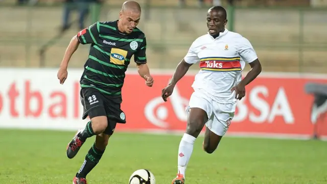 Le namibien Ronald Ketjijere (à droite) défie Ruzaigh Gamildien du Celtic lors du match d'Absa Premiership entre l'Université de Pretoria et le Bloemfontein Celtic.