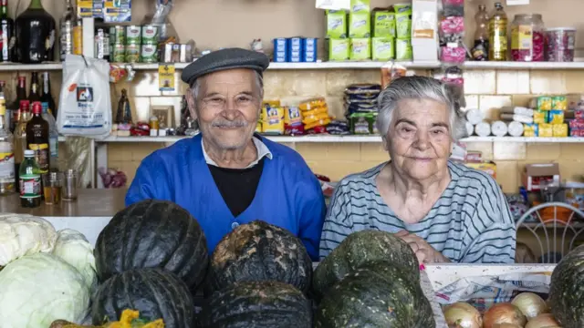 comerciantes Porfírio Valente,fazer jogo da loteria91 anos, e Mariafazer jogo da loteriaLourdes Valente,fazer jogo da loteria88, moram na região da cracolândia