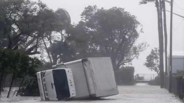 Camión volteado por el viento