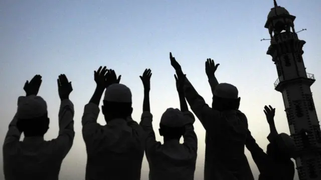 مسلمون يبتهلون إلى الله